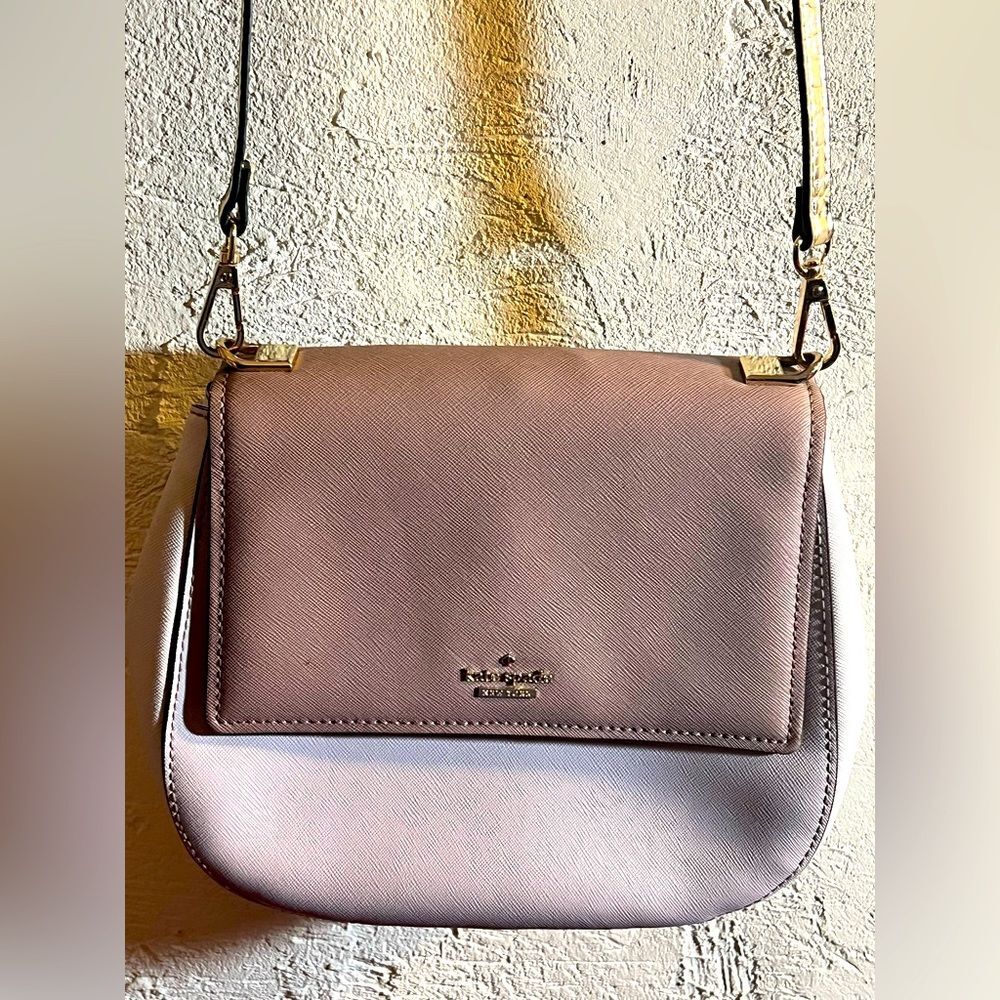 Kate Spade crossbody w adjustable strap
Lovely bag EUC, two tone shades of taupe